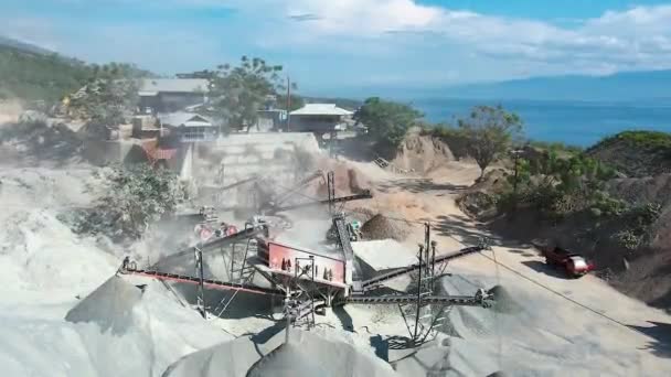 Vista Aérea Extracción Transporte Rocas Una Cantera Esquisto Sulawesi Central — Vídeo de stock