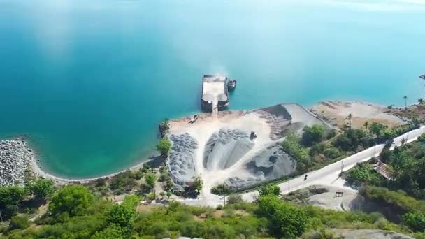 从空中观察页岩采石场岩石的提取和运输 印度尼西亚苏拉威西中部 — 图库视频影像