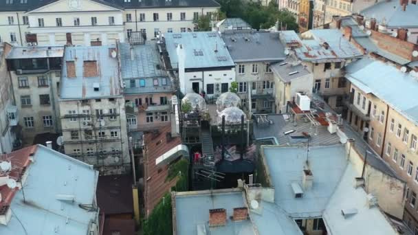Drone Aéreo Restaurante Bolha Telhado Lviv Ucrânia Cercado Por Edifícios — Vídeo de Stock