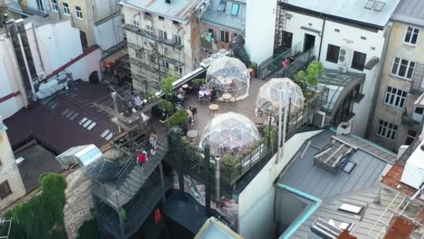 Bubble Restauracja Dachu Turystami Jedzącymi Lwowie Ukraina Otoczeniu Starych Budynków — Wideo stockowe
