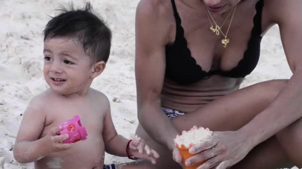 Genç Latin Annesi Bulutlu Bir Öğleden Sonra Kumsalda Küçük Çocuğuyla — Stok video