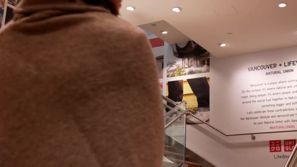 Motie Van Shopper Wandelen Surfen Trappen Uniqlo Winkel Met Resolutie — Stockvideo