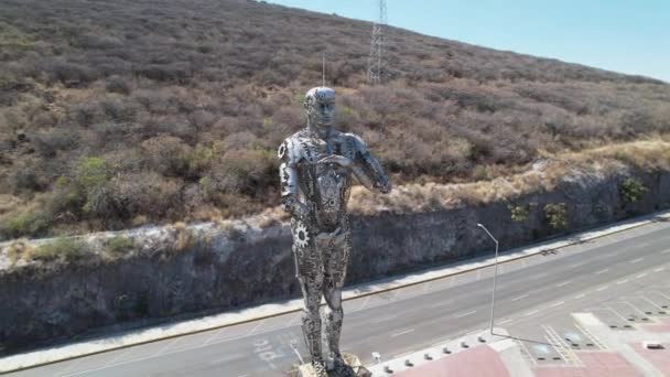 Dronie Van Een Stalen Beeld Met Uitzicht Stad Irapuato Guanajuato — Stockvideo