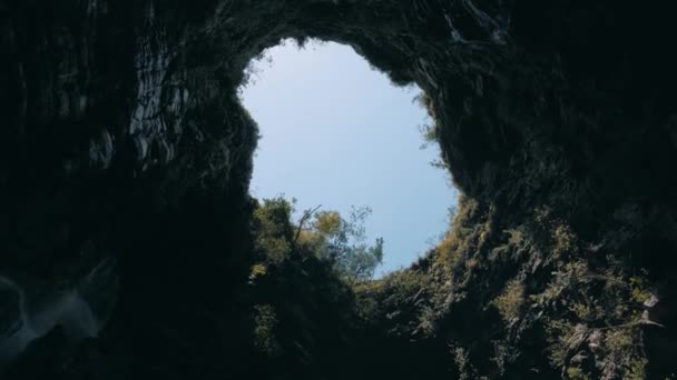 Rainforest High Cave Wall Hole Sky View Rotating Motion — Vídeo de Stock