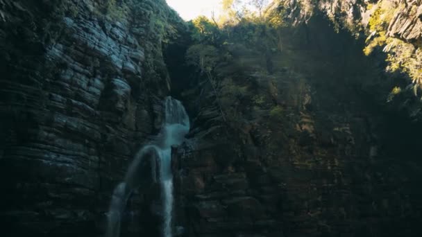 Jeskyně Slunečním Světlem Přichází Vodopád Mechu Kamenné Zdi — Stock video