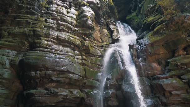 Úžasný Jeskynní Vodopád Tekoucí Zpomaleném Pohybu Koryto Kámen Mechu Zeď — Stock video