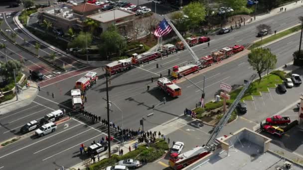 Brandweerwagens Andere Hulpverleners Wachten Een Begrafenisstoet Nicholas Villa Huntington Beach — Stockvideo