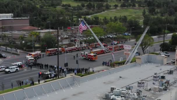 Supporters Wait Funeral Procession Police Fire Trucks Wait — стоковое видео