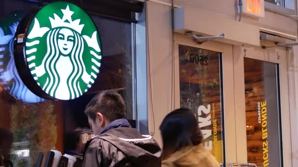 Rörelsen Att Man Tar Servett Ett Bord Starbucks Butik Med — Stockvideo