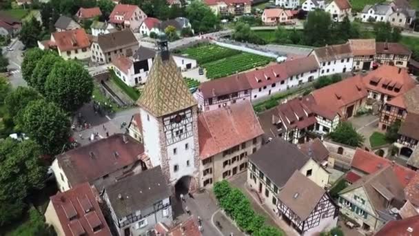 Downward Aerial Drone Footage Focusing Clock Tower While Revealing Roads — стоковое видео