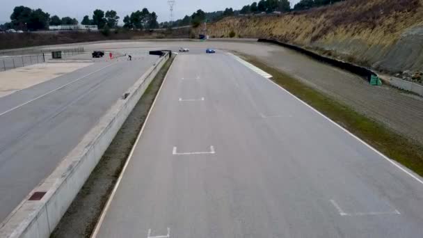 Luchtfoto Drone Shot Van Sportwagens Een Circuit — Stockvideo