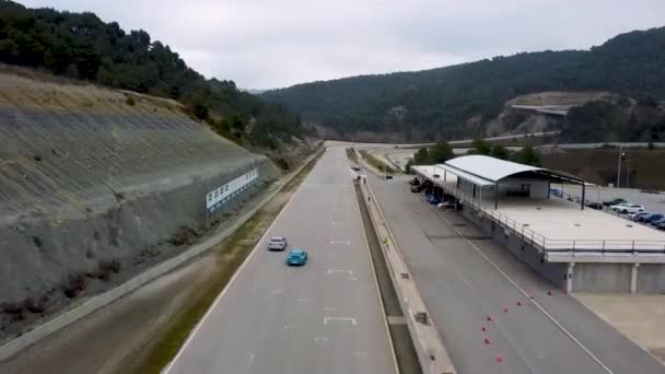 保时捷911在一条赛道的主要直线上超过了另一辆汽车 — 图库视频影像