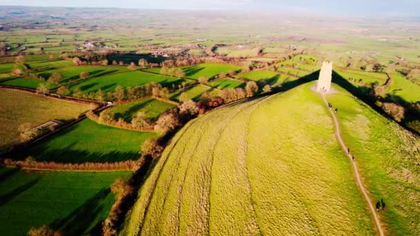 Drone Aéreo Sobrevolando Glastonbury Tor Torre San Miguel Bañada Por — Vídeo de stock