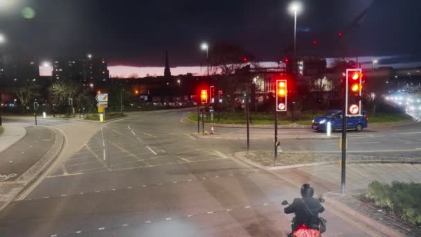 道路上の英国のダブルデッキバスからの眺め 緑を変更する赤い信号との交差点で夜の車 — ストック動画