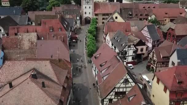 Eine Kippende Luftaufnahme Des Dorfes Wie Sich Auf Die Straße — Stockvideo