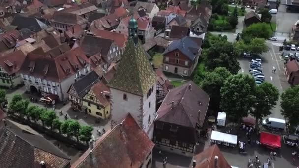 Metraje Hacia Atrás Moviéndose Alrededor Torre Del Reloj Mientras Revela — Vídeo de stock