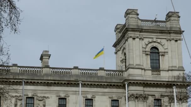 Ukrainian Flag Flying Foreign Commonwealth Office Association Building Whitehall March — ストック動画