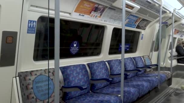 Rij Van Lege Stoelen Jubilee Line Trein Londen Underground — Stockvideo