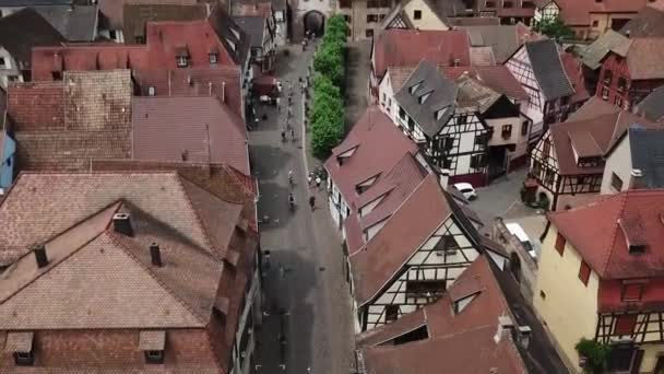 Tilting Aerial Footage Village Panning Streets While Tracking Passing Cyclists — Stockvideo