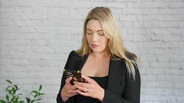 Blonde Professional Businesswoman Texting Her Phone White Brick Office — Stock Video