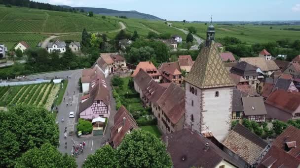 Stationary Aerial Footage Clock Tower While Revealing Houses Roads Traffic — стокове відео