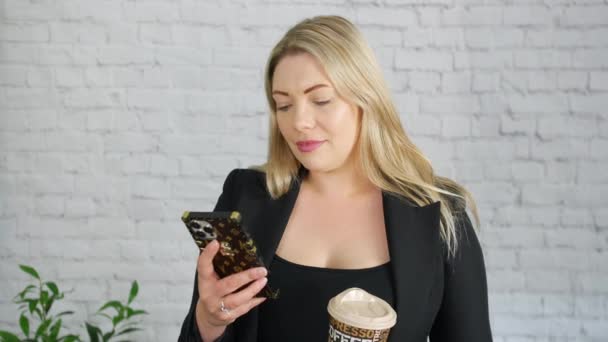 Blondynka Profesjonalna Bizneswoman Smsuje Przez Telefon Trzymając Kawę Wynos Biurze — Wideo stockowe