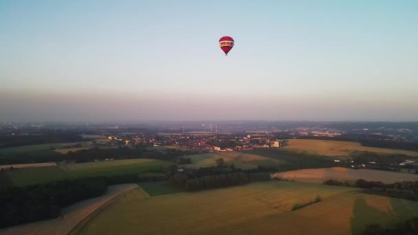 Bunter Heißluftballon Über Bochum Wattenscheid Deutschland Über Dem Nebligen Himmel — Stockvideo