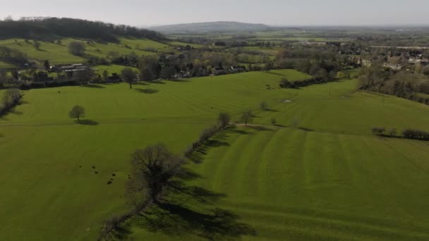 Flat Valley Landscape Broadway Village Green Fields Winter Aerial Establishing — Vídeos de Stock