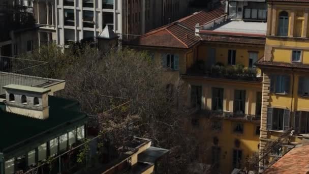 Pohled Katedrálu Milana Duoma Kontrastu Místními Historickými Budovami — Stock video