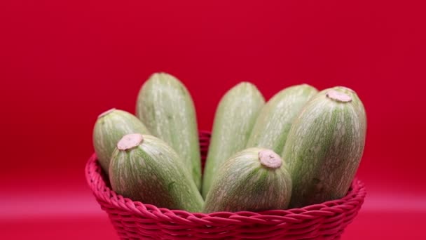 Roterande Färsk Zucchini Isolerad Röd Bakgrund Närbild — Stockvideo