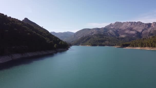 青い空と晴れた日に山や森に囲まれた海岸線とグアダラハラの貯水池 ドローンショット スペイン アリカンテ — ストック動画
