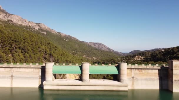 Guadalest Water Reservoir Hills Mountains Overgrown Green Forests Sunny Day — стоковое видео