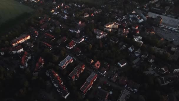 德国Bochum Langendreer的房屋和建筑物的空中拍摄 在雾蒙蒙的背景下 景观无人侦察机在黄昏时拍摄 Uhd — 图库视频影像