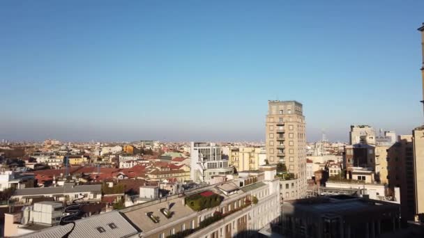 Long Panoramic Wide Shot Milan Old Buildings Contrast Background Technological — Vídeos de Stock