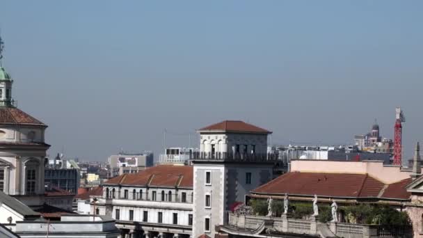 Detail Záběr Milánské Střechy Nové Mrakodrapy Pozadí Handheld — Stock video