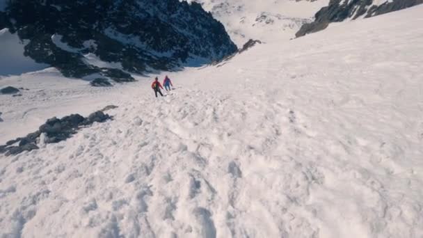 Dik Bir Karlı Dağın Yamacında Yürüyüş Yapan Dağcılar Gopro Head — Stok video