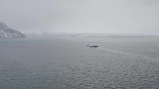 Ferry Olderdalen Lyngseidet Kfjord Norway Overcast Winter Fog Rear Follow — стокове відео
