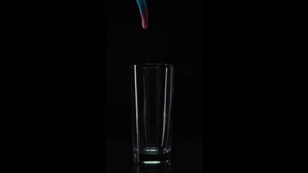 Candy Falling Empty Glass Slowmotion — стоковое видео