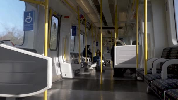 Kijkend Door Langs Het Vervoer Londen Underground Stock Train — Stockvideo