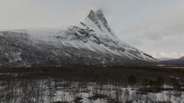 Létání Přes Les Sněhu Pokryl Otertinden Hora Severním Norsku Výstřel — Stock video