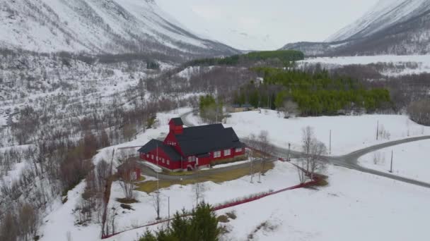 Röd Kyrka Ett Dramatiskt Vinterlandskap Kfjord Nordnorge — Stockvideo