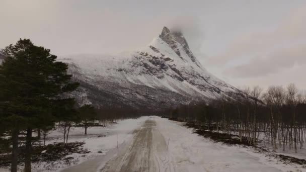 Magnífica Vista Montanha Otertinden Durante Inverno Norte Noruega Tiro Aéreo — Vídeo de Stock