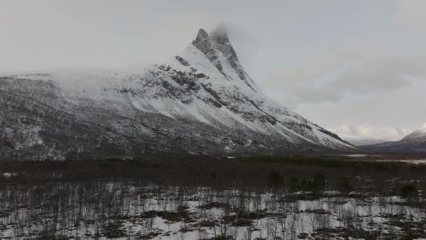 Aerial Drone Pulls Back Otertinden Mountain Signaldalen Signal Valley Norway — Vídeos de Stock