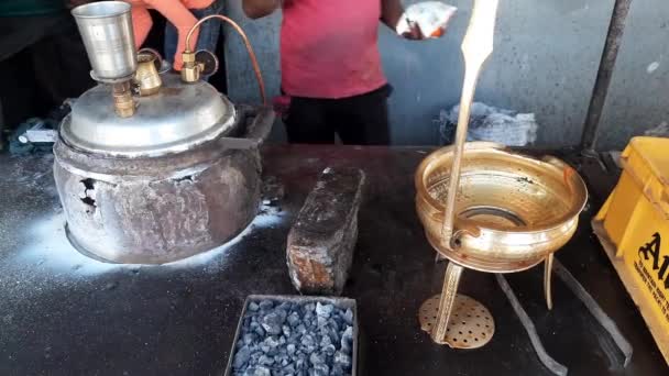 Front Closeup Footage Tandoori Tea Stall Shopkeeper Preparing Tandoori Chai — стоковое видео