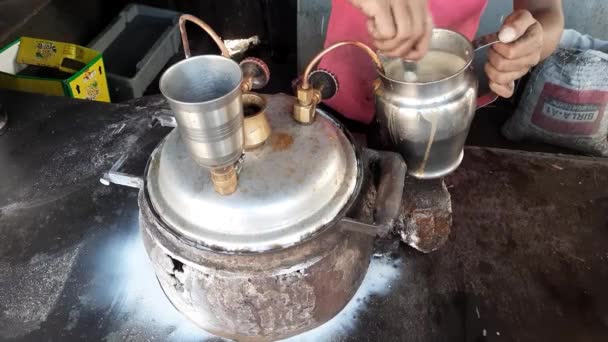 Ladenbesitzer Kocht Heißen Köstlichen Indischen Tandoori Tee Oder Tandoori Chai — Stockvideo