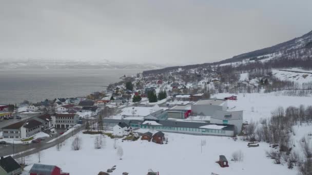 ノルウェーのオルダーデンにあるKfjord町の中心部 キャスト冬の天候 横方向の動きと小さな回転で4 K空中ドローンショット — ストック動画