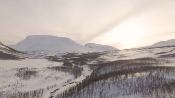 Panoramatická bílá zimní arktická krajina; zamrzlá řeka v údolí, letecký pohled