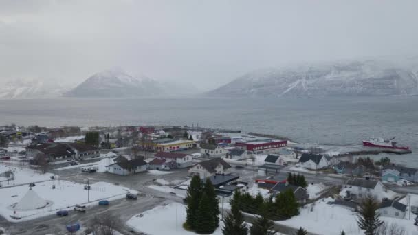 ノルウェーのKfjordの村Olderdalenの小さな町釣りの町の上空からの眺め — ストック動画