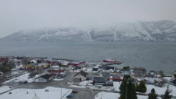 ノルウェーのオルダーデンにあるKfjord町の中心部と港 オーバーキャスト冬の天候 横回転運動と4K空中ドローンショット — ストック動画