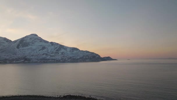 Gouden Uur Luchtfoto Uitzicht Poolwater Besneeuwde Bergen Winter — Stockvideo